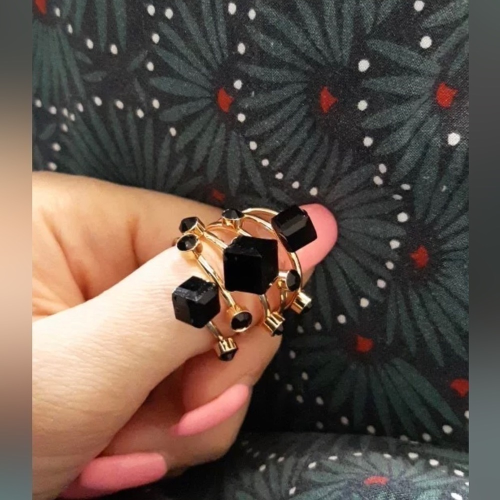 Black stone ring cluster on gold layered ring - costume jewelry - size 8 - Picture 2 of 10